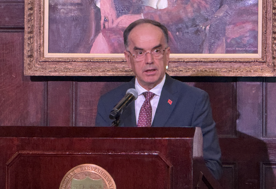 El Presidente albanés agradece al Presidente Ilham Aliyev por la paz con Armenia