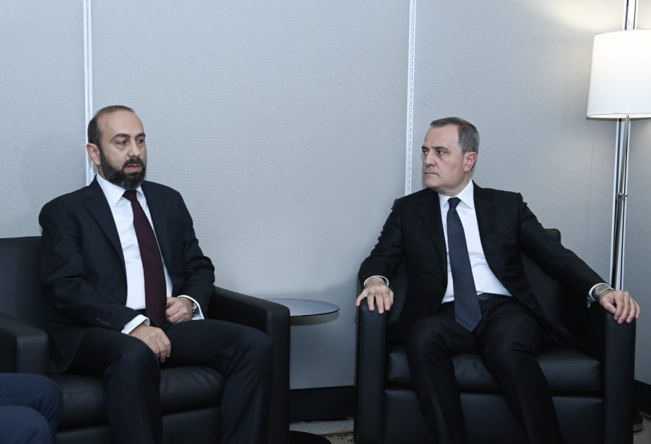 阿塞拜疆和亚美尼亚两国外长在纽约会晤