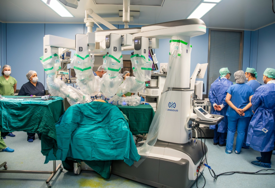 В Национальном центре онкологии Азербайджана впервые проведены роботизированные операции