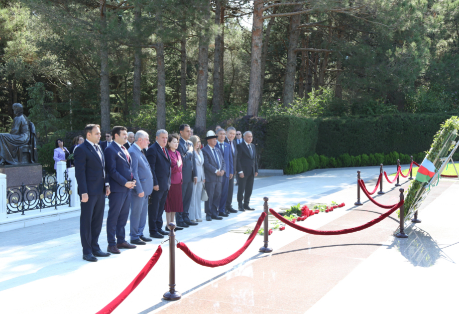 Beynəlxalq simpoziumun iştirakçıları Ulu Öndər Heydər Əliyevin məzarını ziyarət ediblər