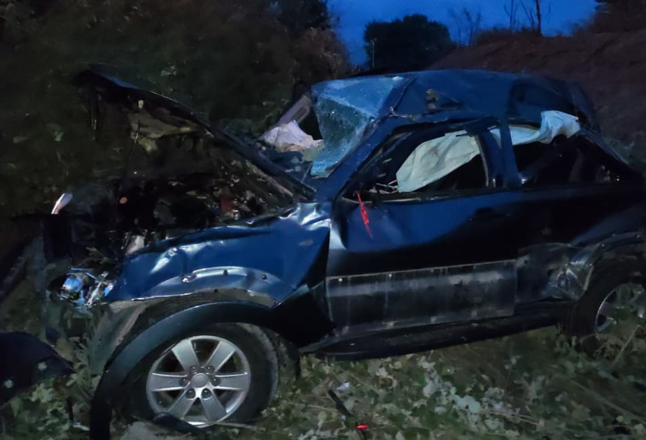 Xaçmazda minik avtomobili çaya aşıb, yaralananlar var VİDEO