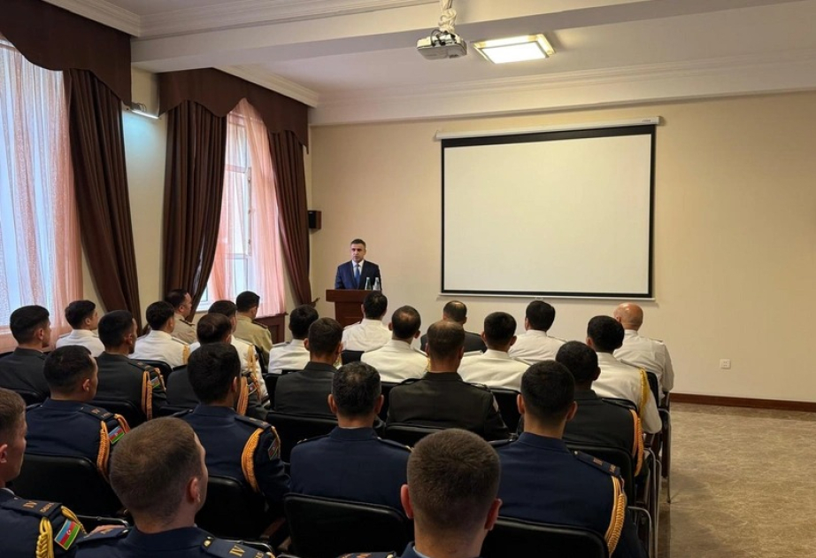 Hərbi prokuror Heydər Əliyev adına Hərbi İnstitutun kursantları ilə görüşüb