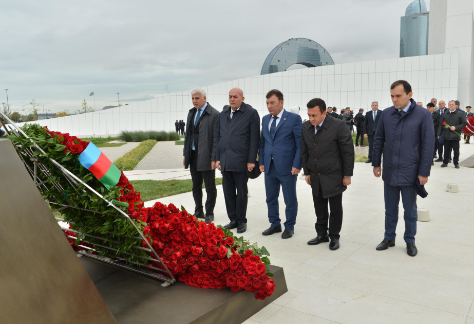 Milli Məclisin kollektivi Zəfər parkını ziyarət edib