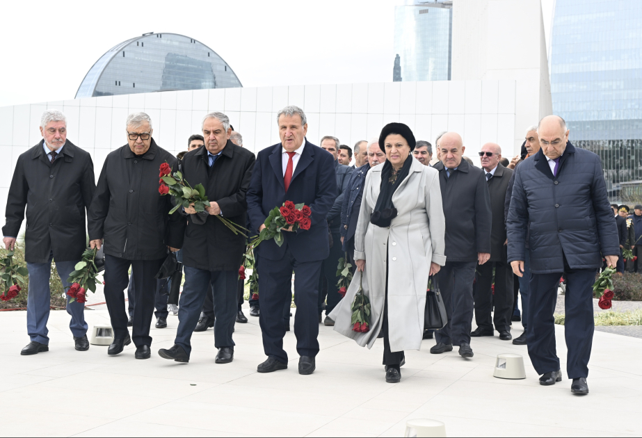 AMEA-nın kollektivi Zəfər parkında şəhidlərimizin xatirəsini yad edib
