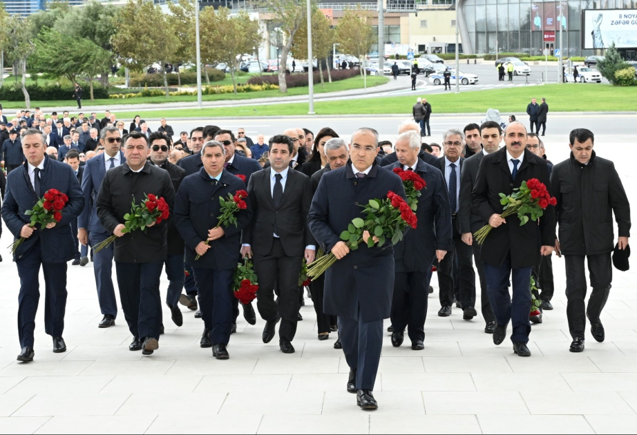 İqtisadiyyat Nazirliyinin kollektivi Zəfər parkını ziyarət edib