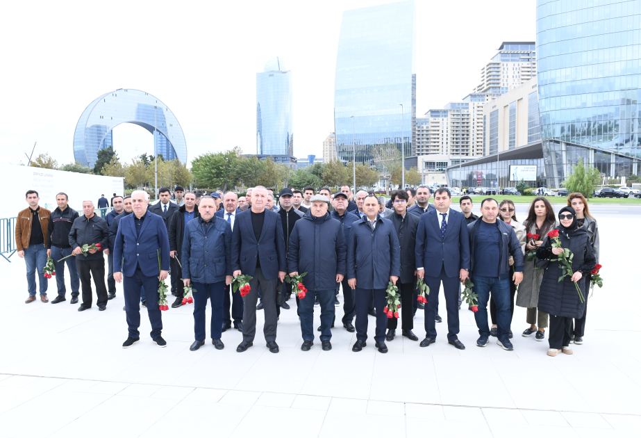 Qaçqınların və Məcburi Köçkünlərin İşləri üzrə Dövlət Komitəsinin kollektivi Zəfər parkını ziyarət edib