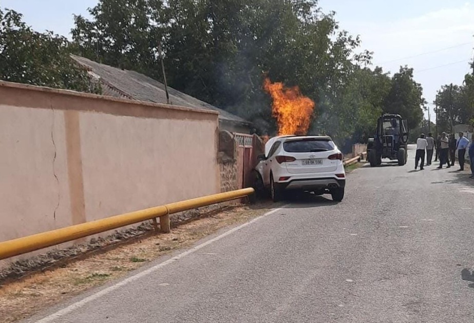 Şərurda minik avtomobili qaz xəttinə çırpılıb