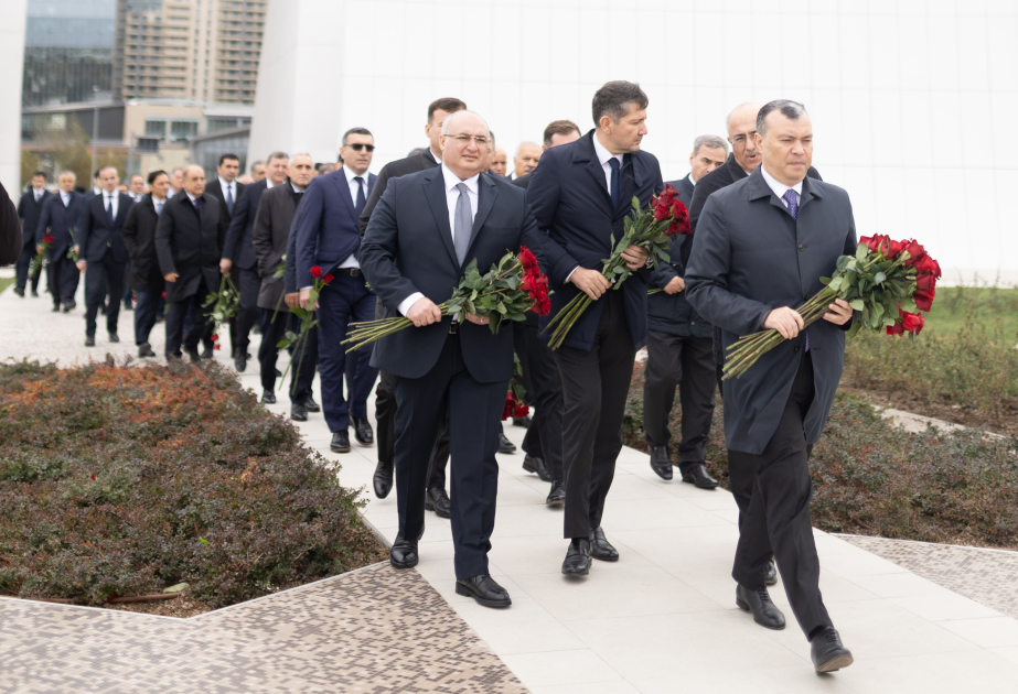 Maliyyə Nazirliyinin kollektivi Zəfər parkını ziyarət edib