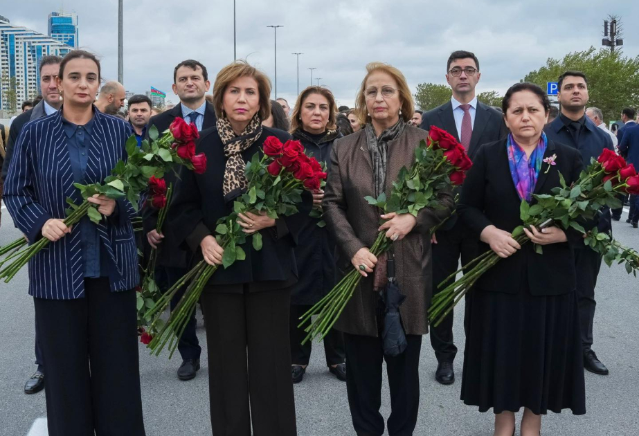 Ailə, Qadın və Uşaq Problemləri üzrə Dövlət Komitəsinin kollektivi Zəfər Parkını ziyarət edib