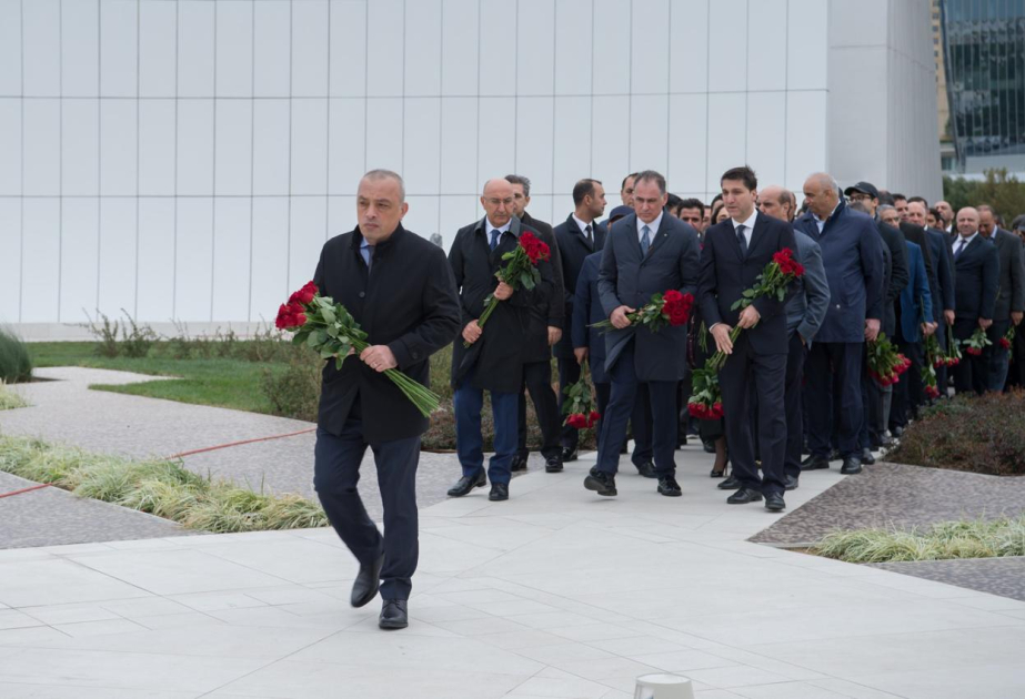 Anım Günü ilə əlaqədar ADSEA-nın kollektivi Zəfər parkında olub