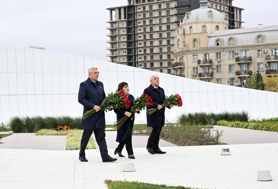 国家和政府官员参观巴库胜利公园