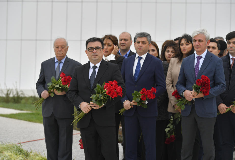 阿新社全体工作人员参观巴库胜利公园