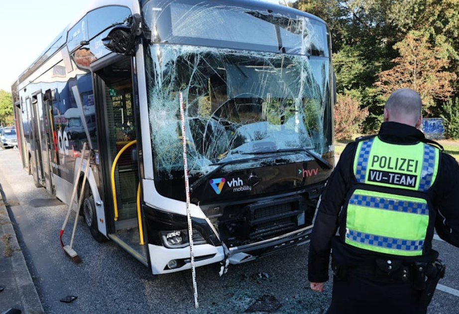 Almaniyada avtobusların toqquşması nəticəsində azı 20 nəfər xəsarət alıb
