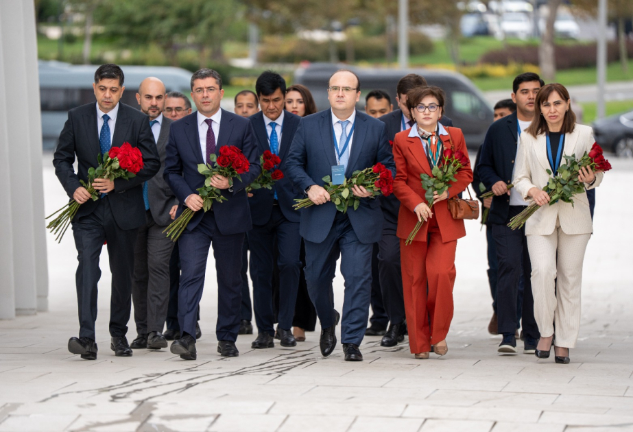 Azərbaycanda səfərdə olan Özbəkistan nümayəndə heyəti Zəfər abidəsini ziyarət edib