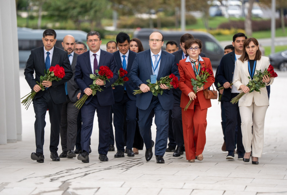 Uzbek delegation visits Victory Monument in Baku