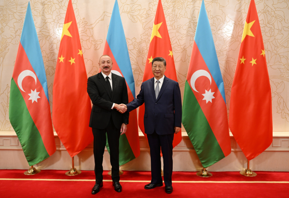 Präsident Ilham Aliyev gratuliert seinem chinesichen Amtskollegen