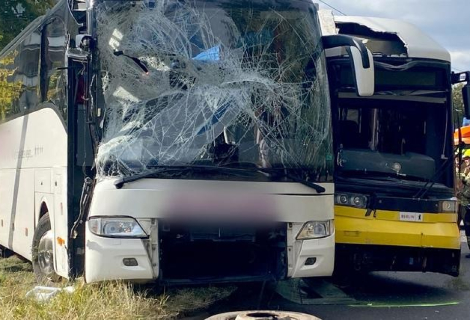 Berlində tramvay və avtobus toqquşub, xəsarət alanlar var