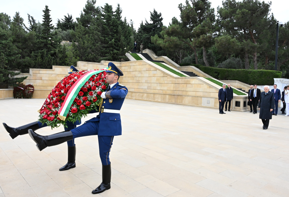İtaliya Prezidenti Bakıda şəhidlərin xatirəsini anıb