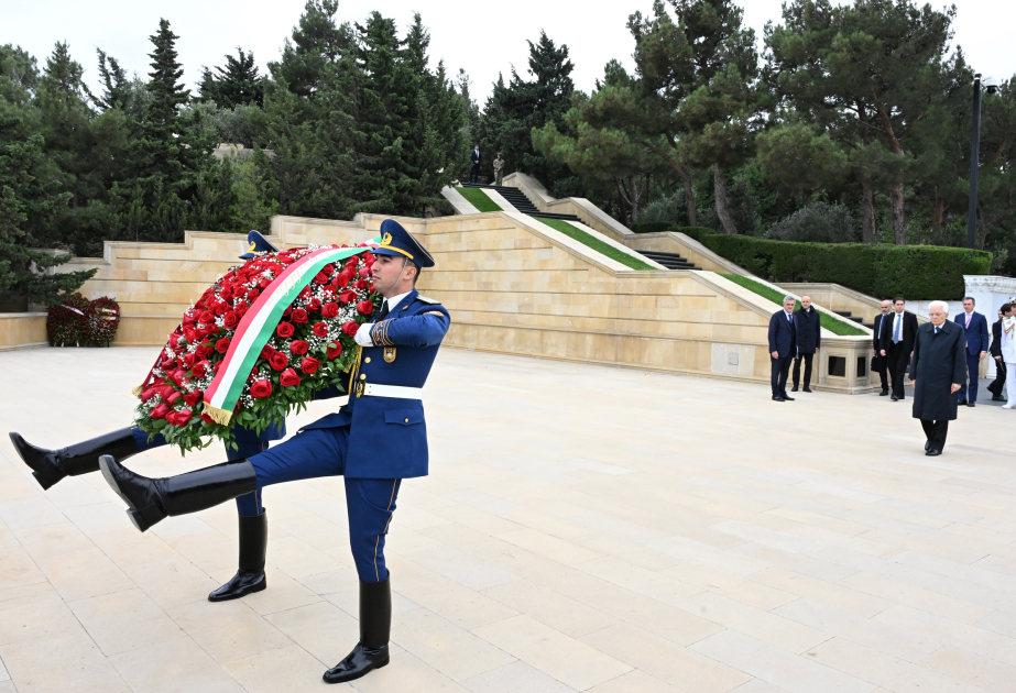 Le président italien visite l’Allée des Martyrs à Bakou