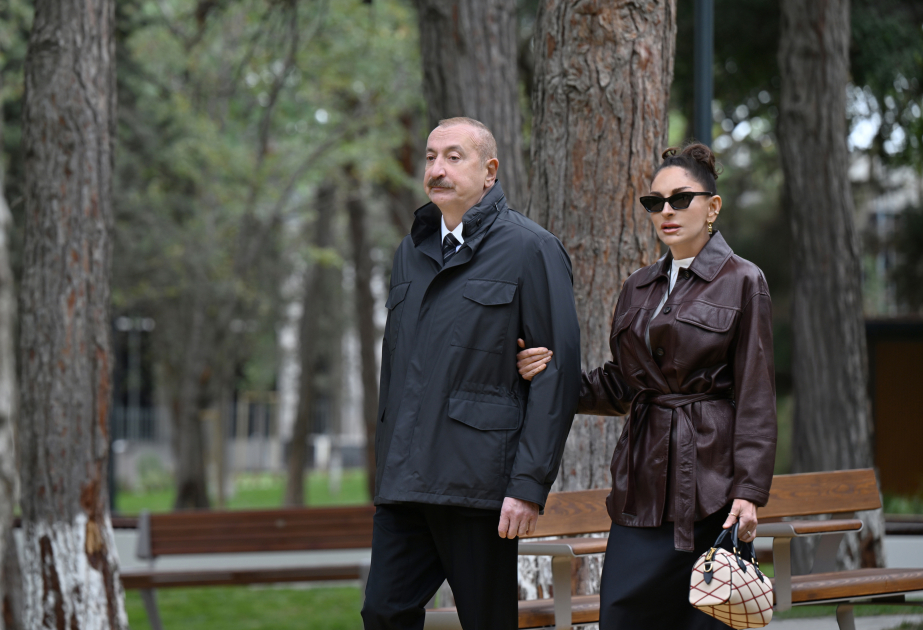Präsident Ilham Aliyev und First Lady Mehriban Aliyeva nehmen an Eröffnung eines neu angelegten Parks im Stadtbezirk Narimanov von Baku teil VIDEO