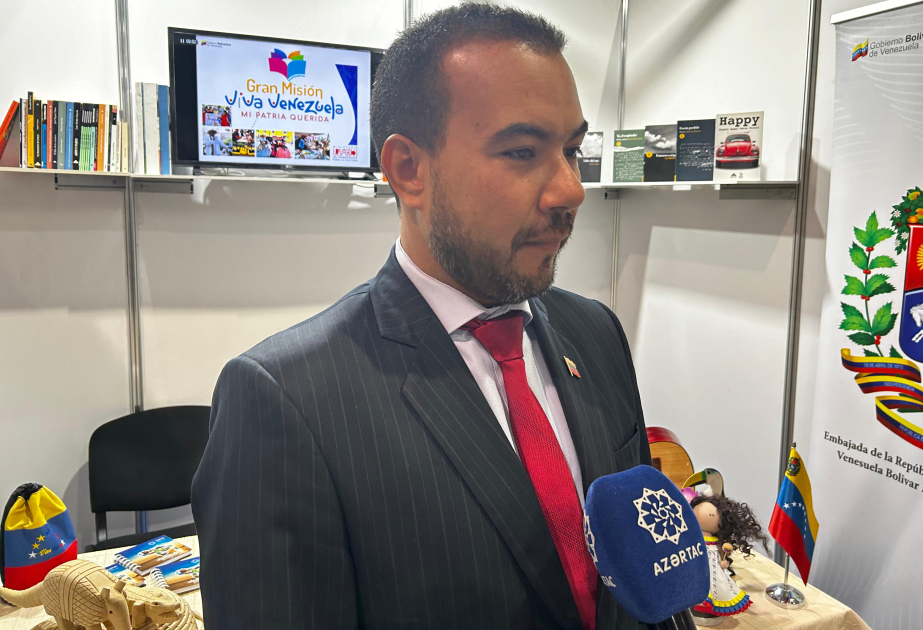 Obras de poetas venezolanos son traducidas por primera vez al azerbaiyano