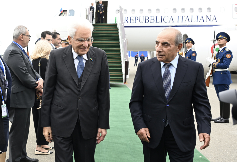 意大利总统塞尔吉奥·马塔雷拉抵达阿塞拜疆进行正式访问