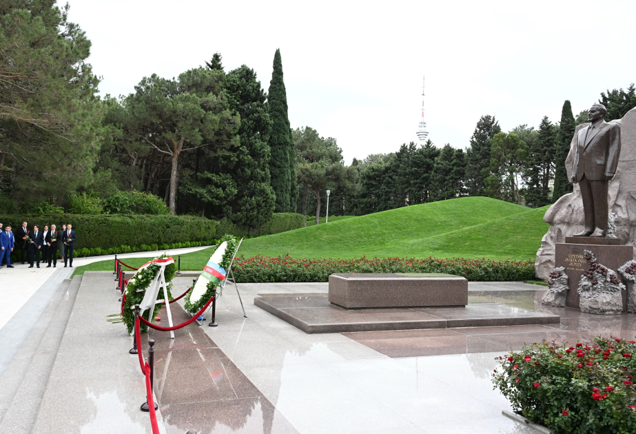 波兰议员拜谒伟大领袖墓和烈士巷