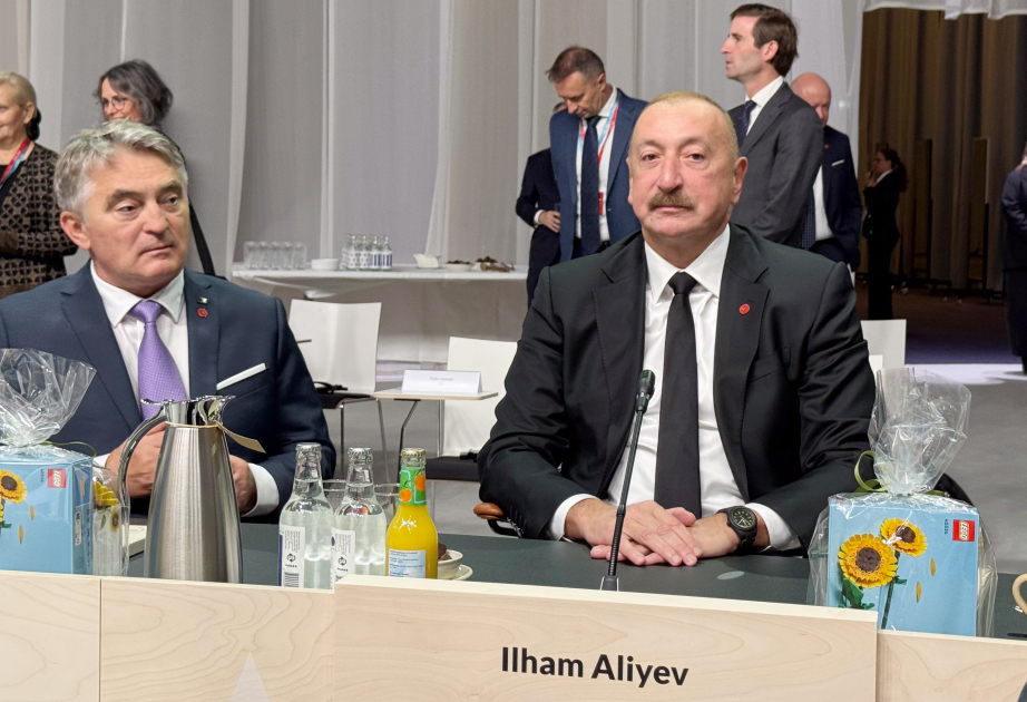 Präsident Ilham Aliyev nimmt an Eröffnung der Plenarsitzung des 7. Gipfels der Europäischen Politischen Gemeinschaft teil VIDEO