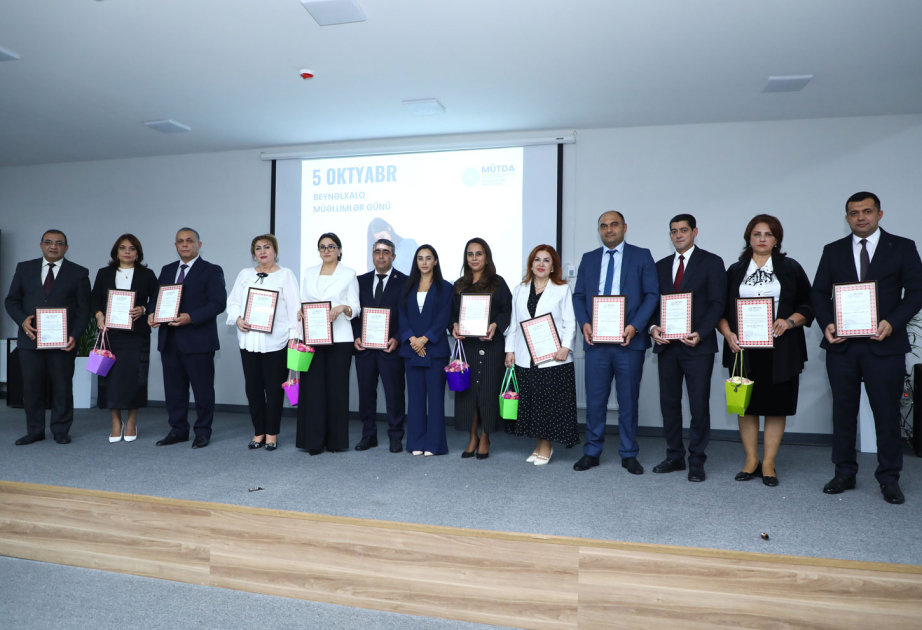 Paytaxtın təhsil işçiləri təltif edilib
