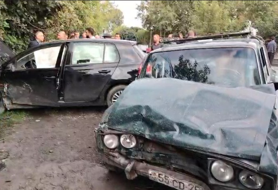 Şəkidə minik avtomobilləri toqquşub, xəsarət alanlar var