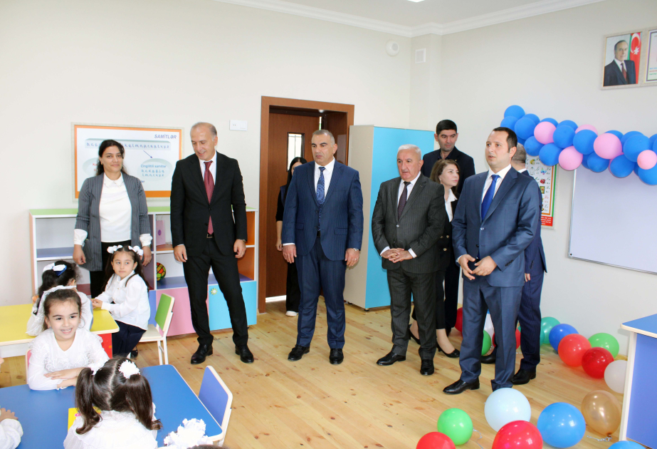 由盖达尔·阿利耶夫基金会在戈伊特佩市所建的一座校舍投入使用