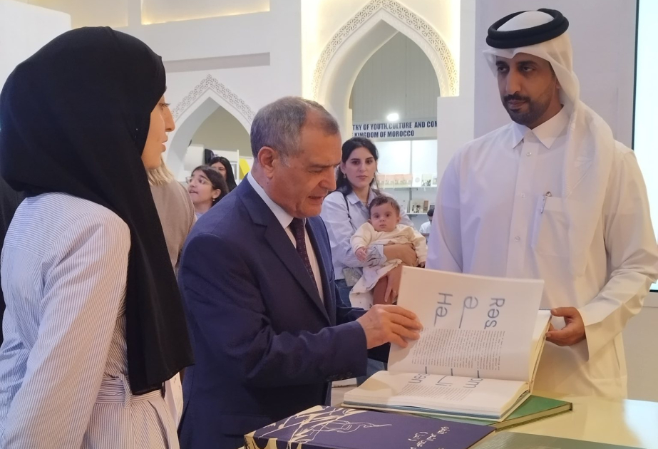 Doha Beynəlxalq Kitab Sərgisinin müdiri Azərbaycan Milli Kitabxanasının fonduna kitab hədiyyə edib