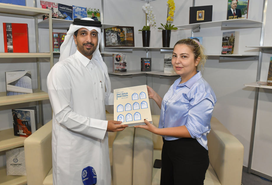 Le directeur de la Foire internationale du livre de Doha visite le stand de l'AZERTAC
