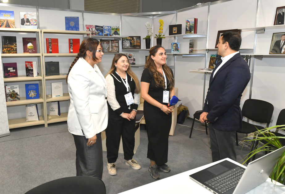 El Ministro de Cultura visitó el stand de AZERTAC
