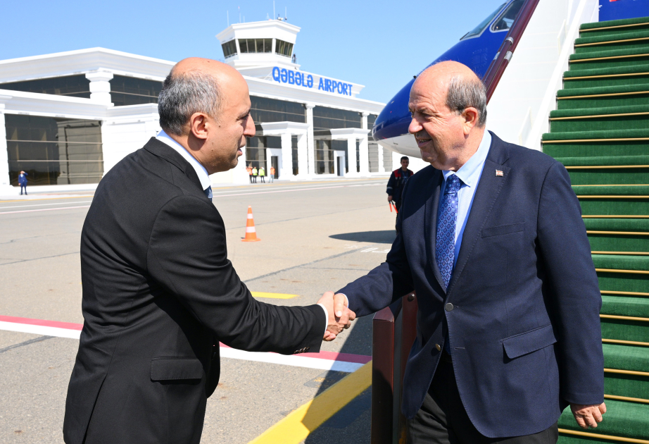 El Presidente de la República Turca del Norte de Chipre llega a Azerbaiyán