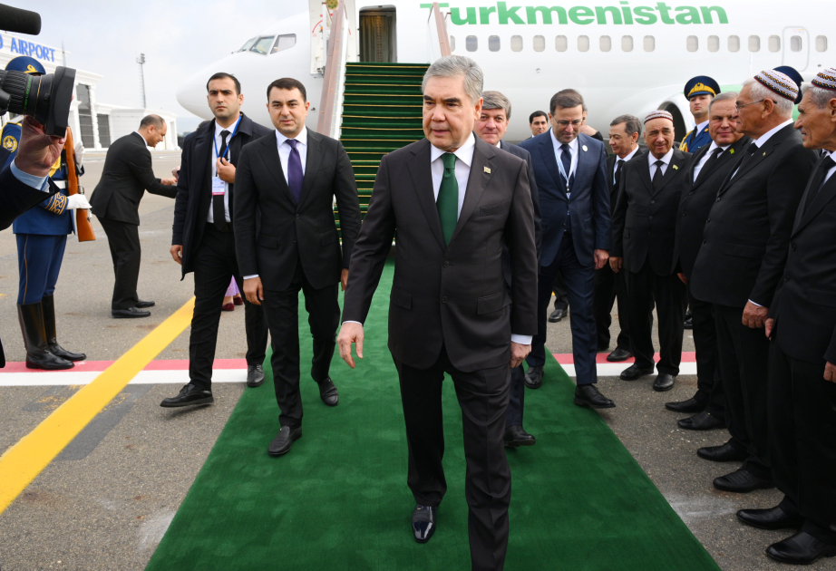 Le président du Conseil du peuple du Turkménistan arrive en Azerbaïdjan
