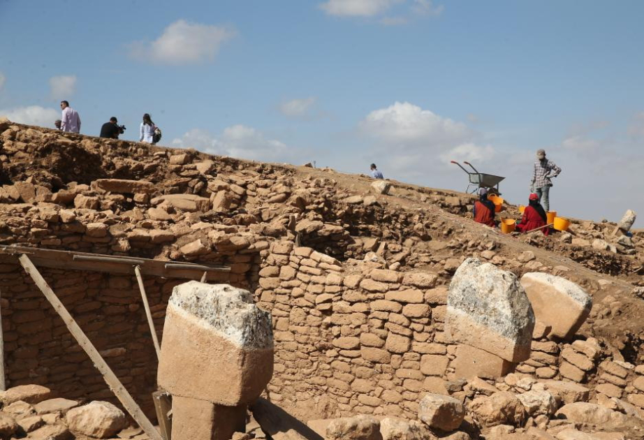 12,000-year-old pillar carved with human face uncovered in SE Türkiye