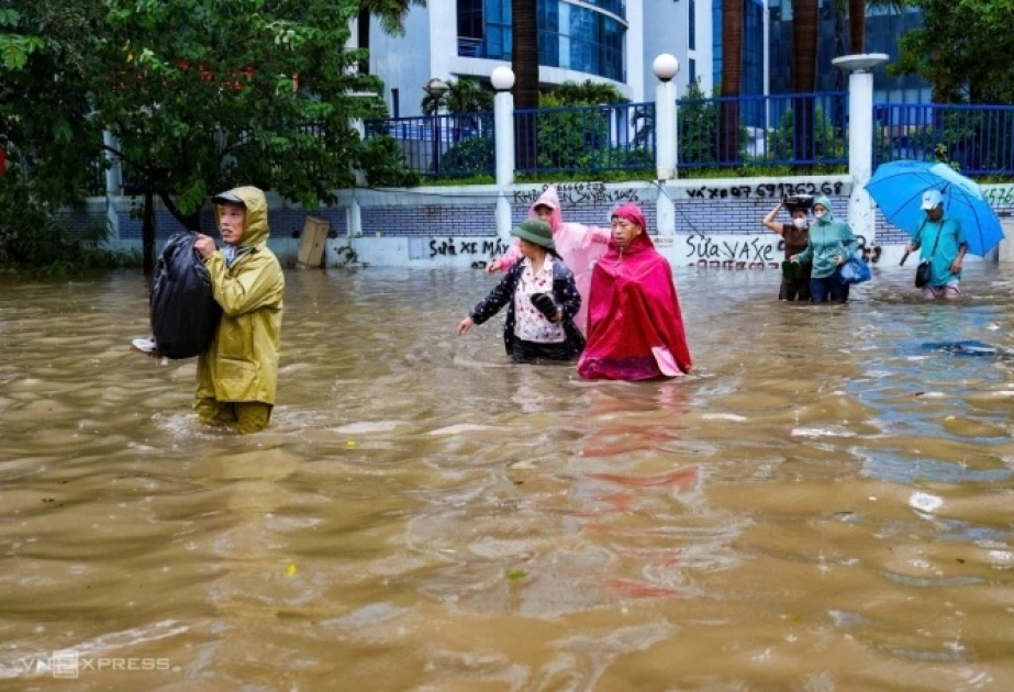 Heavy rain creates 122 flooding spots in Hanoi, paralyzing 30 streets