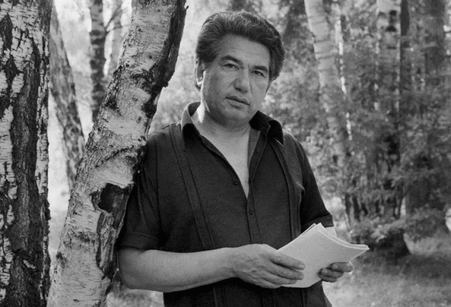 Sadır Japarov Çingiz Aytmatovun 100 illik yubileyi ilə bağlı fərman imzalayıb