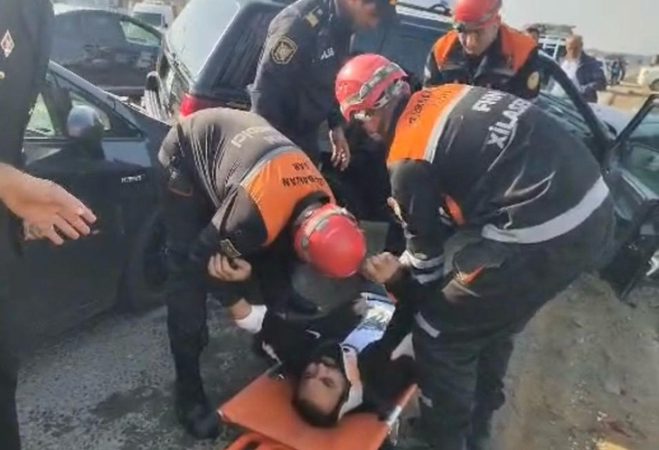 FHN: Avtomobildə sıxılı vəziyyətdə qalan sürücü təcili tibbi yardım briqadasına təhvil verilib