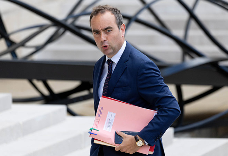 Премьер-министр Франции отменил выходные пособия министрам в попытке сэкономить