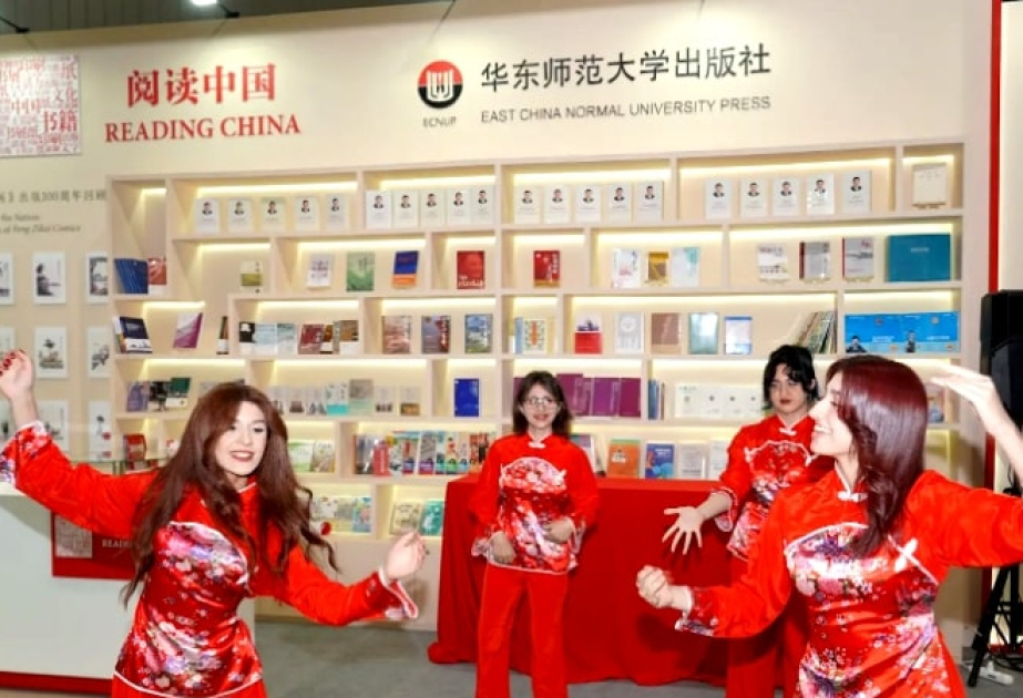 阿塞拜疆语言大学孔子学院师生参加“家国团圆”文化书展活动