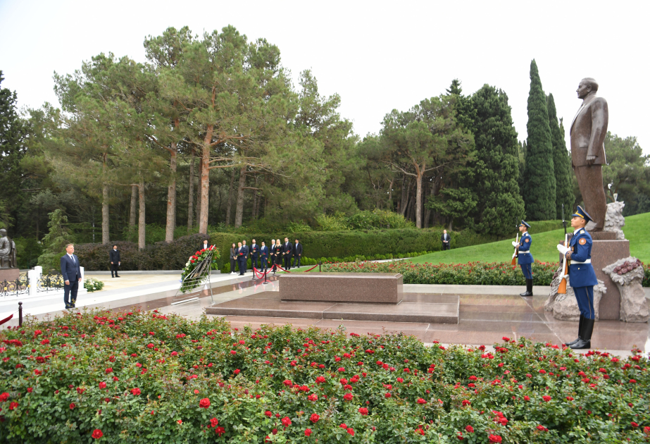 克罗地亚议会议长拜谒伟大领袖墓和烈士墓
