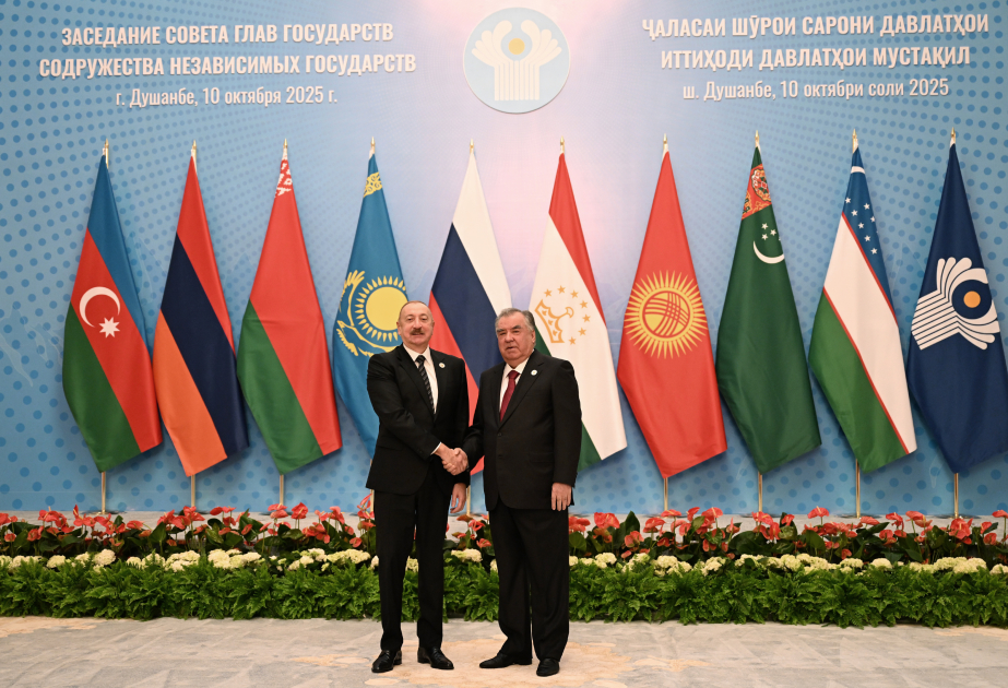 伊利哈姆·阿利耶夫总统抵达杜尚别万国宫出席独联体国家元首理事会会议