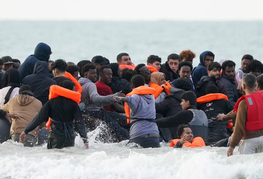 Britaniya daha 19 miqrantı Fransaya deportasiya edib