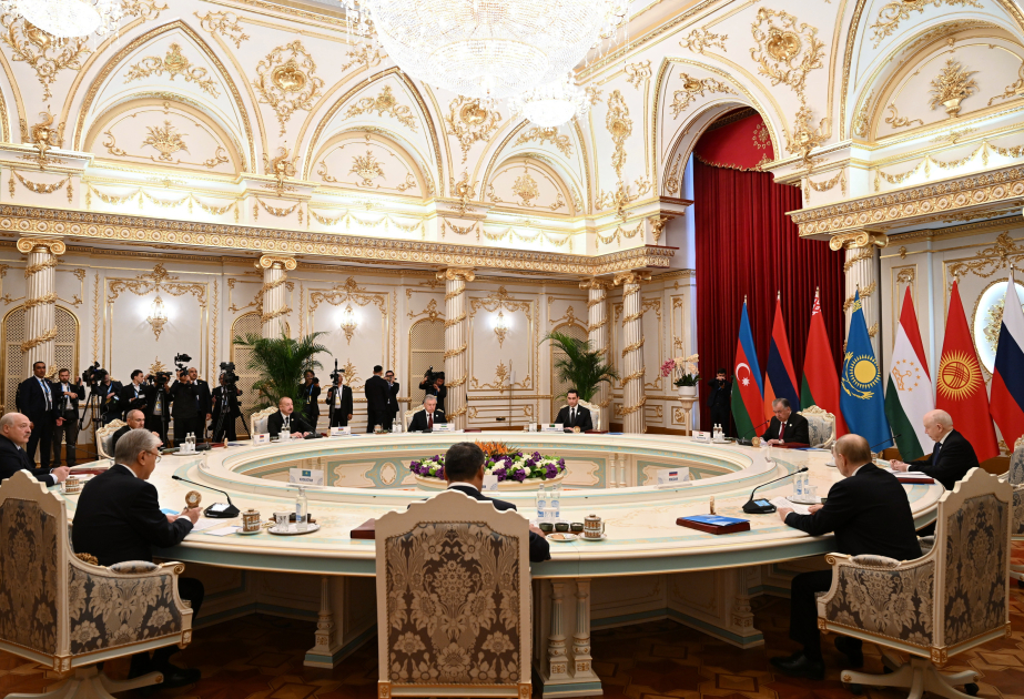 总统伊利哈姆·阿利耶夫在杜尚别举行的独联体国家元首理事会小范围会议上发表讲话