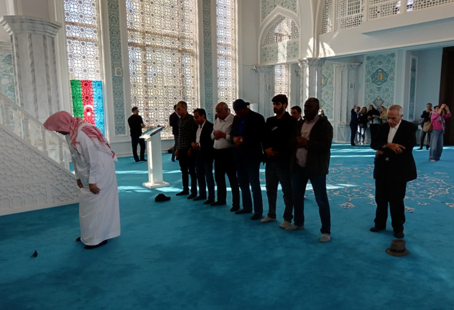 Los participantes de la conferencia internacional oran en la mezquita de Zangilan