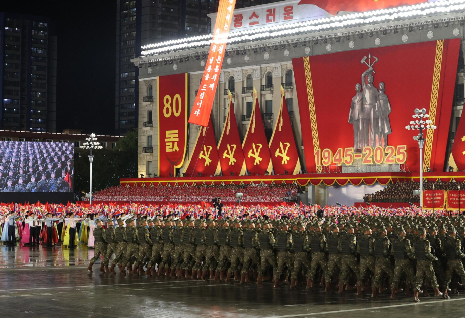 Nordkorea hält Militärparade ab und führt neue Interkontinentalrakete vor