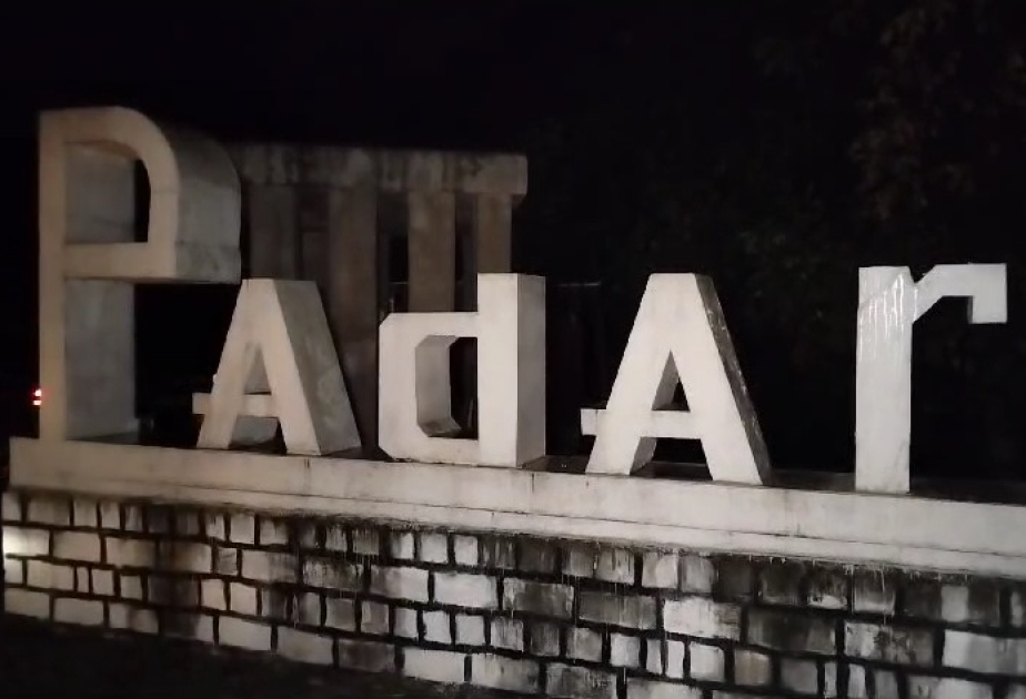 Oğuzda avtomobil ağaca çırpılıb, ölən var VİDEO
