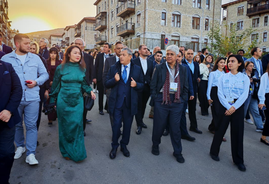 مشاركون في الدورة الثالثة من المنتدى الوطني الأذربيجاني للتخطيط الحضري يصلون الى شوشا